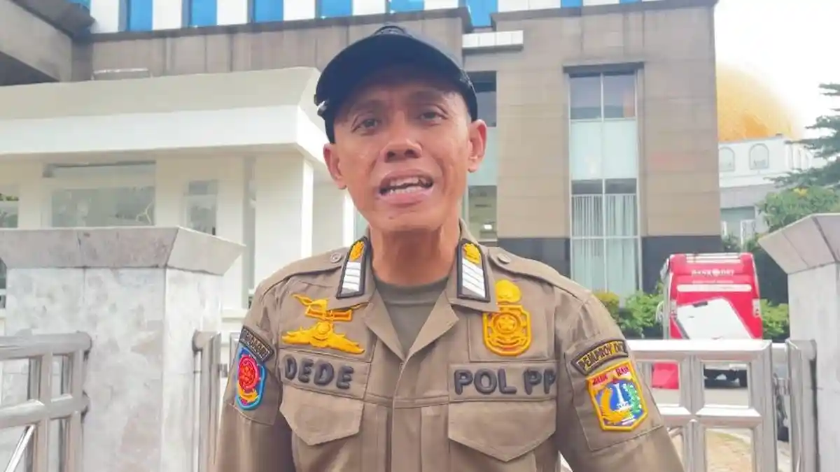 Mengenal Dede Wahyudi, Satpol PP Kelurahan Srengseng yang Jago Berbahasa Inggris 