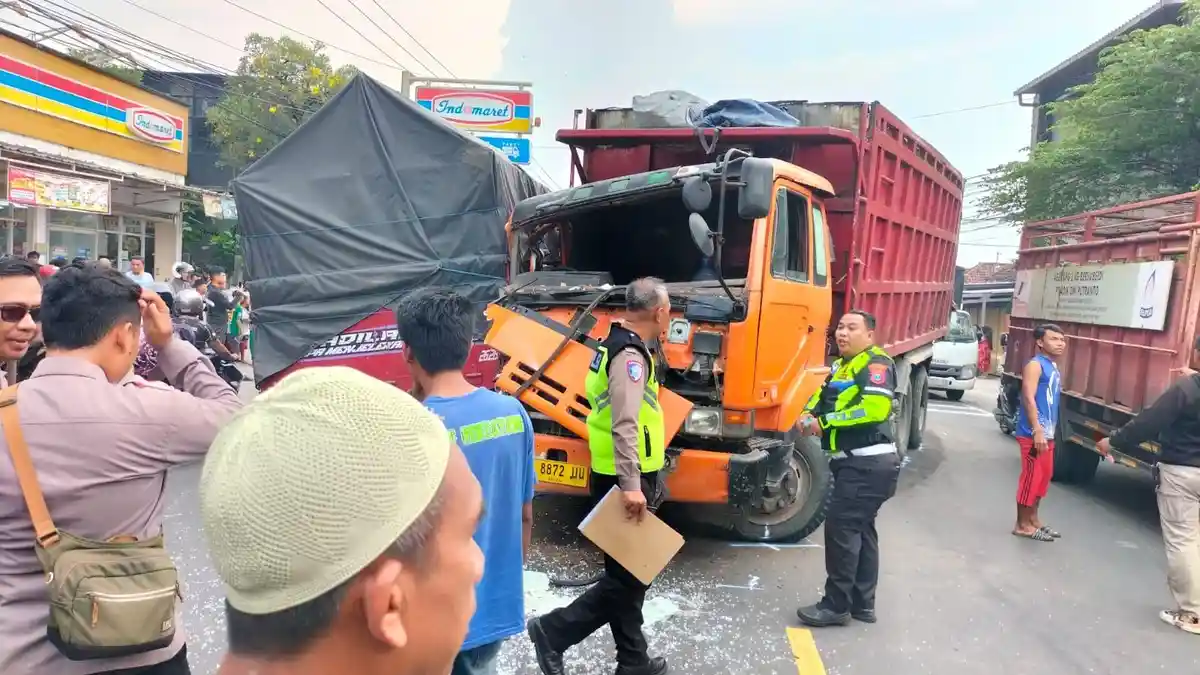 Ngerinya Kecelakaan Beruntun di Jalan Nasional Mojokerto, Sebanyak 4 Kendaran Terlibat Tabrakan