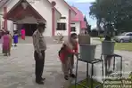 Cuci-tangan-sebelum-masuk-gereja-tribun.jpg