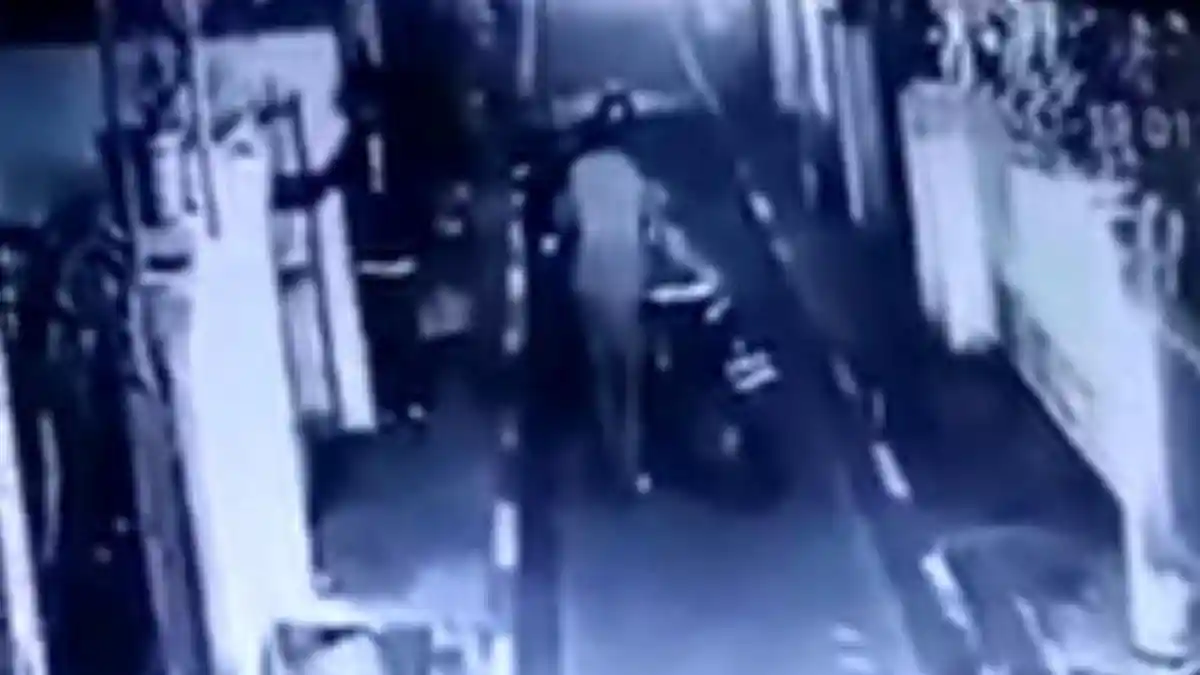 Maling Motor Ini Tak Sadar Aktivitasnya Terekam CCTV di Surabaya