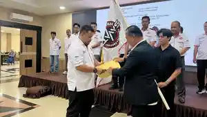 Ketum-FSI-Pusat-Eko-Puji-Raharjo-kanan-menyerahkan-SK-kepengurusan-kepada.jpg