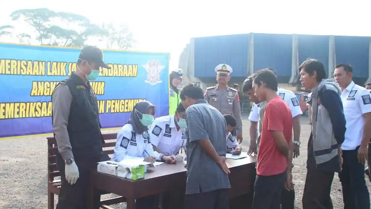 Satnarkoba Polres Metro Tes Urine Mendadak Sopir Bus AKAP di Terminal Mulyojadi