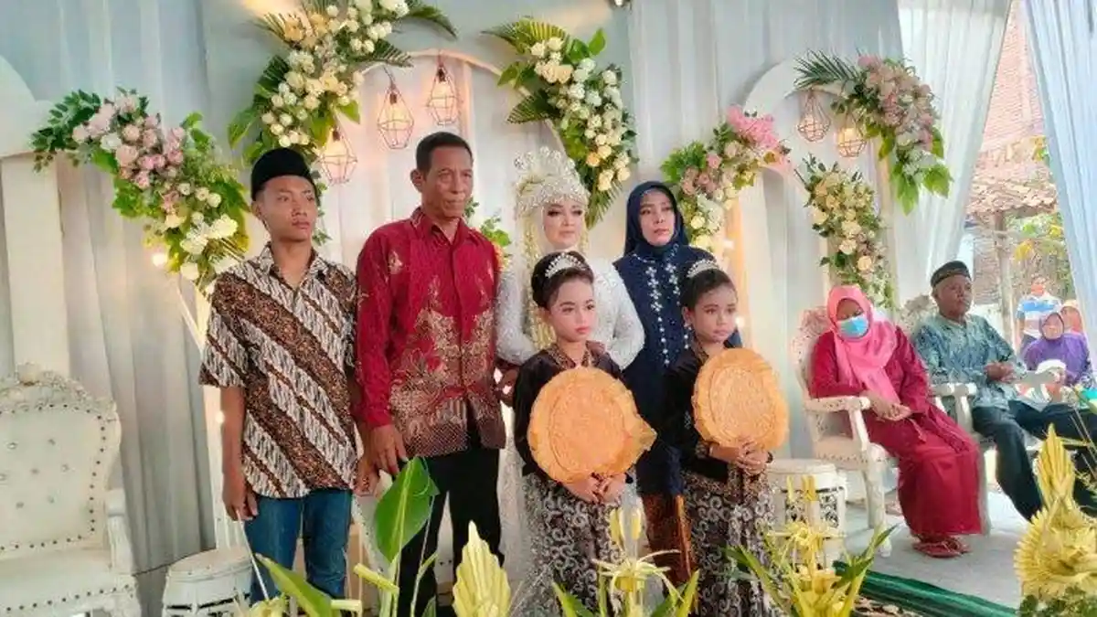 Viral Pengantin Perempuan di Pelaminan Sendirian, Calon Suaminya Dikabarkan Kabur