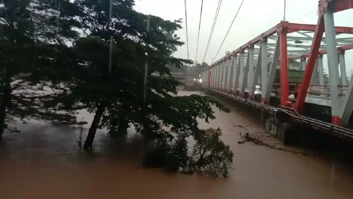 Debit Air Sungai Ogan di OKU Kian Tinggi, Hampir Sentuh Lantai Jembatan Ogan 2, Warga Mulai Waspada