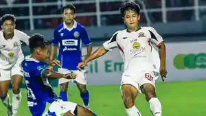 Pemain-Persiku-Kudus-bertebut-bola-dengan-pemain-Deltras-FC.jpg