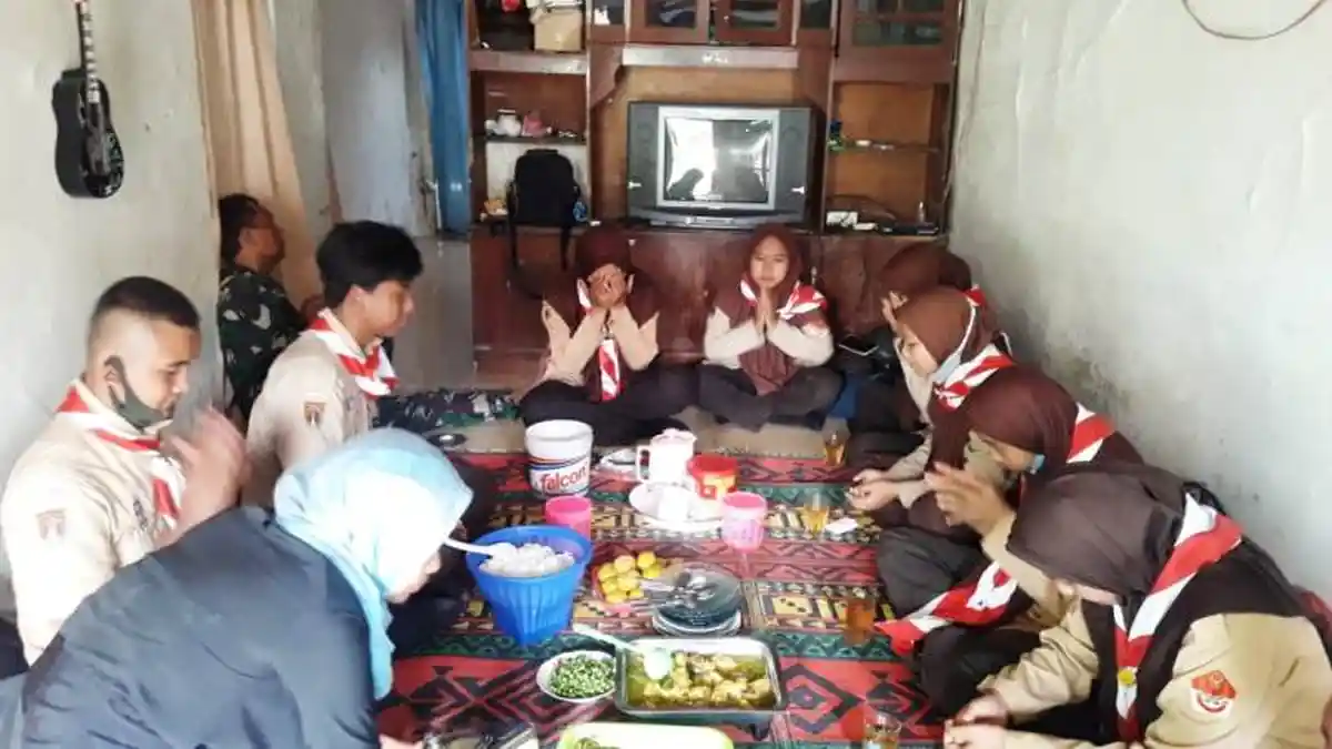 Warga di Lokasi TMMD Reguler Jamu Para Pramuka SWK Paguyangan Brebes