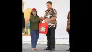 penerima-manfaat-mendapatkan-bantuan-daging-kurban-Idul-Adha-1445-H.jpg