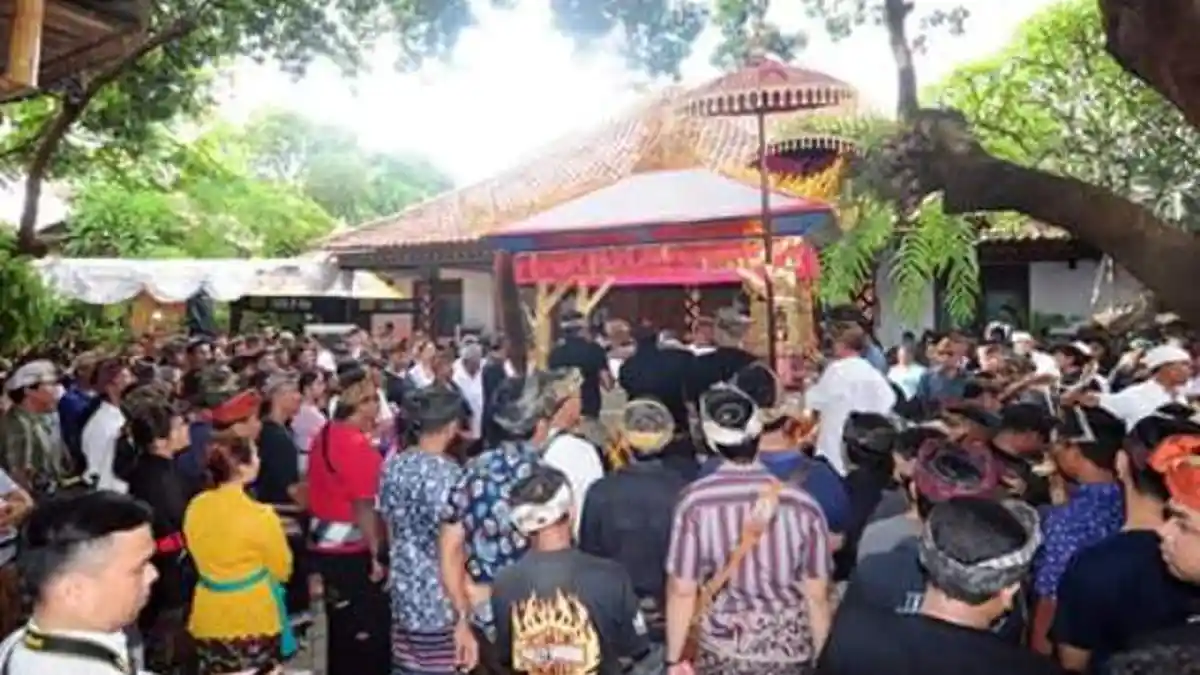 Oesman Sapta Melayat ke Puri Satria Usai Prosesi Tarpana Saji