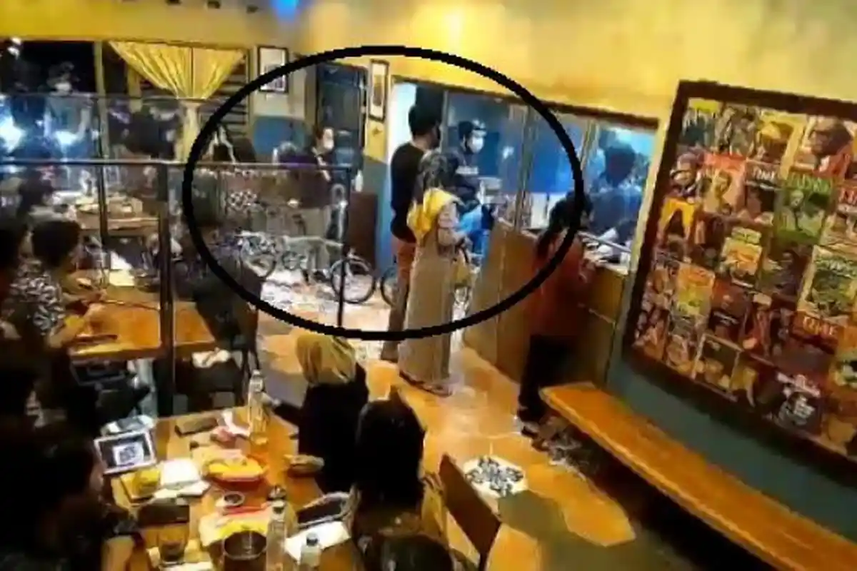 Viral Video Rombongan Gowes Kendarai Sepeda di Dalam Cafe, saat Ditegur: Ini Brompton Lo Mas