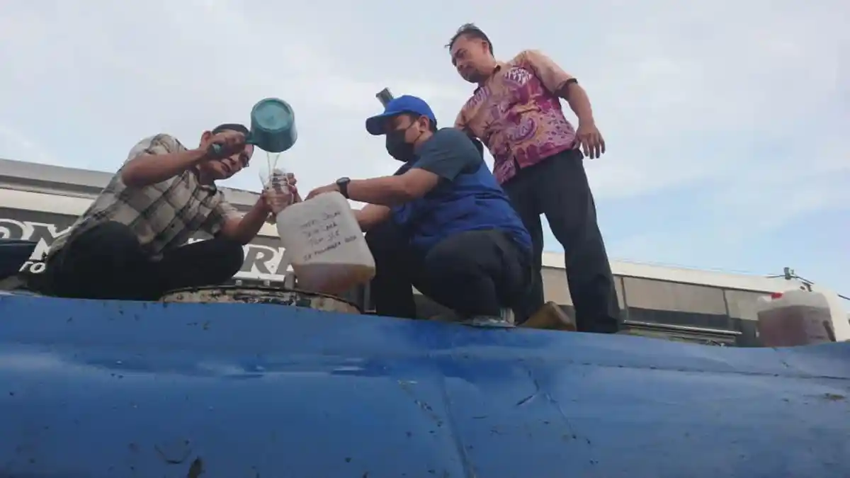 Satreskrim Polres Tulungagung Ambil Sampel Solar Truk Tangki Terguling di JLS