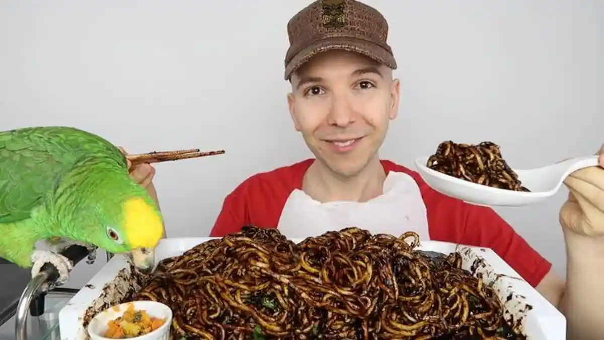 Siapa Nikocado Avocado? Sosok YouTuber Viral Gegara Turunkan Berat ...