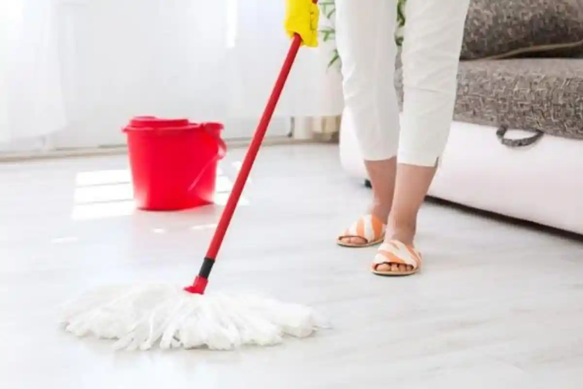 Lantai Tetap Bau Amis Usai Mengepel? Berikut 7 Cara Atasinya        