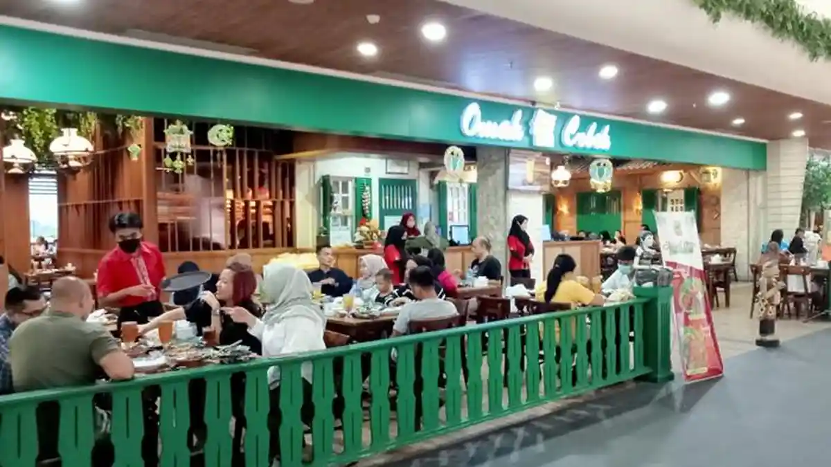 Pengunjung Gerai Makan Lombok Epicentrum Mall Ramai Menjelang Berbuka Puasa