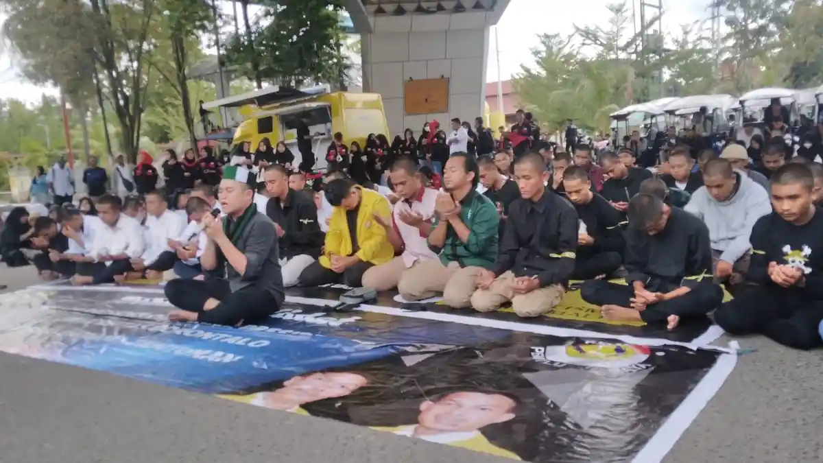 Mahasiswa Limboto Salat Zuhur Sebelum Baku Tolak di Depan Kantor DPRD