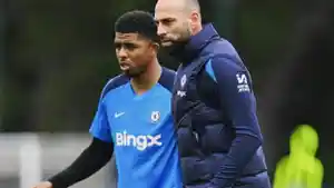 Pemain-Chelsea-Wesley-Fofana-dan-asisten-pelatih-Willy-Caballero.jpg
