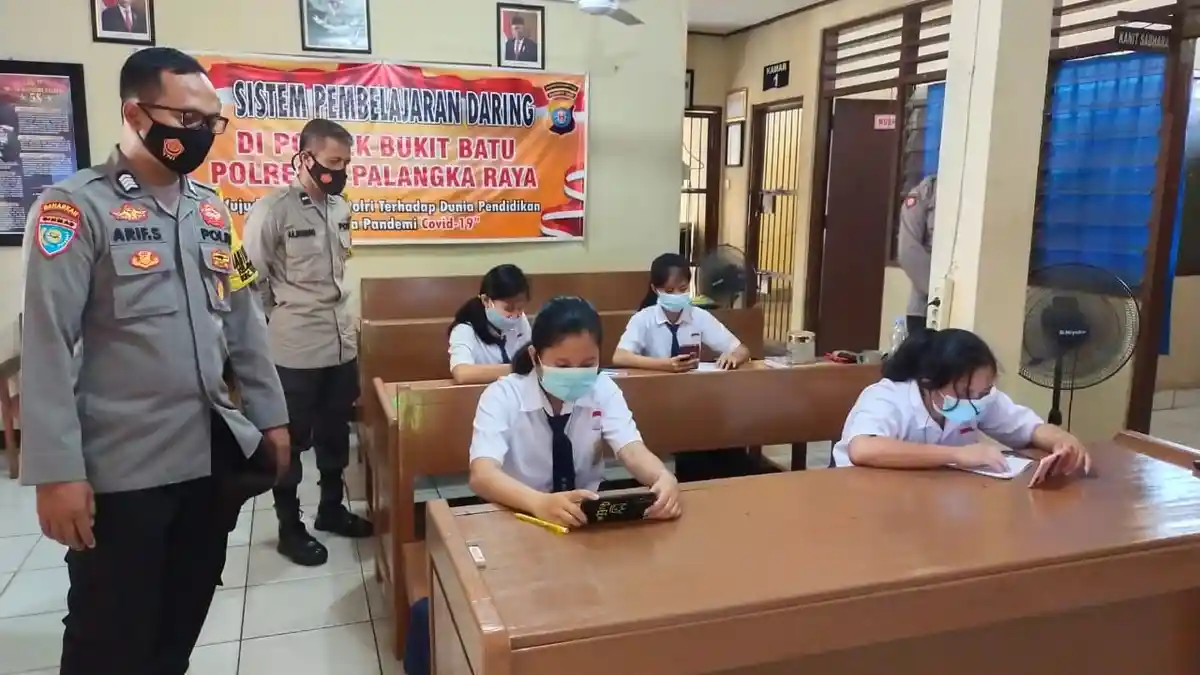 Sejumlah Pelajar Pinggiran Palangkaraya Numpang Wifi Gratis Polsek Bukitbatu
