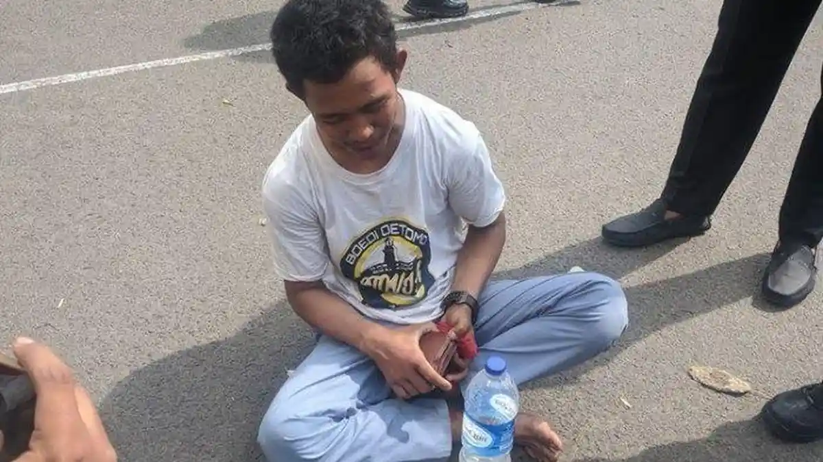 Ingin Ikut Demo, Satpam Ini Nyamar Jadi Anak SMA Naik Kontainer Tapi Malah Terjaring Razia