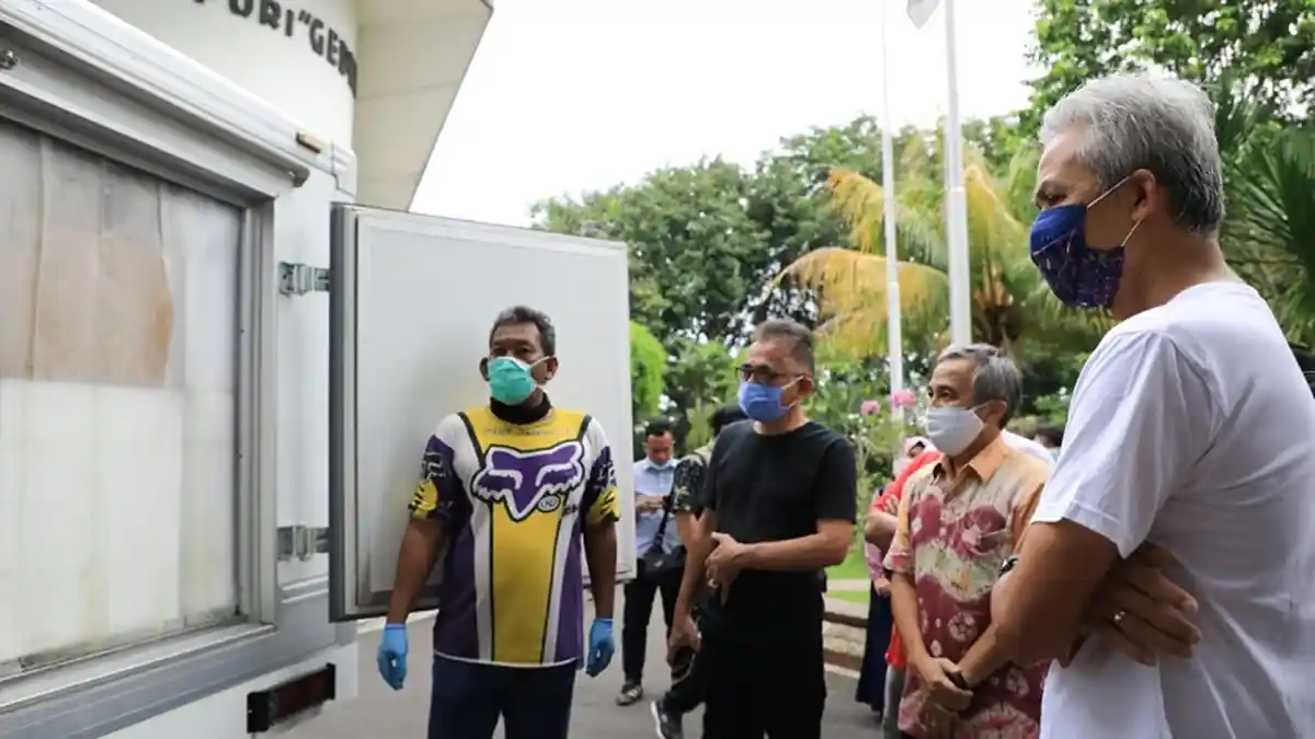 Gubernur Ganjar Terima Bantuan APD dari Warga Binaan Lapas dan Rutan di Jateng