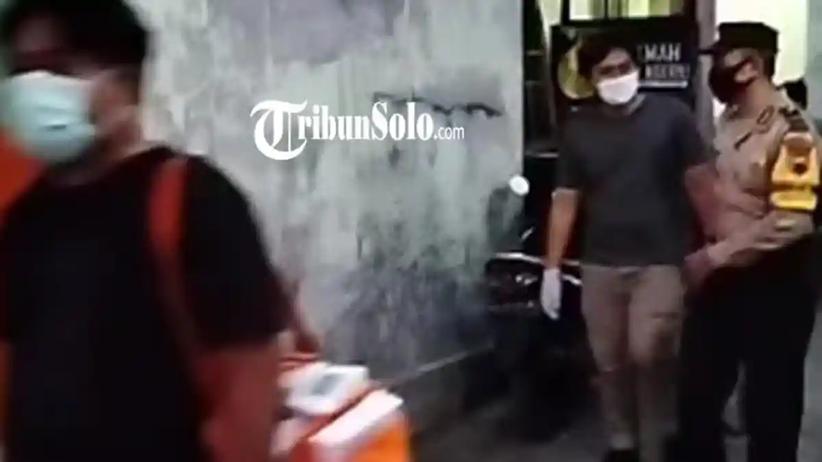 Geledah Rumah Terduga Teroris di Baki Sukoharjo, Densus 88 Bawa Laptop hingga Kotak Amal