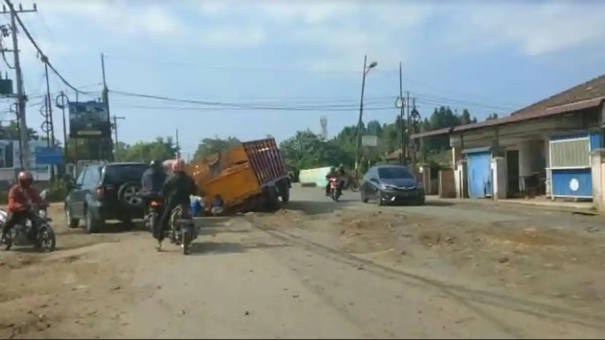 Kerjaan Dinas PU Kota Medan Enggak Beres, Jalan Rusak Hancur Lebur Buat Kendaraan Terperosok