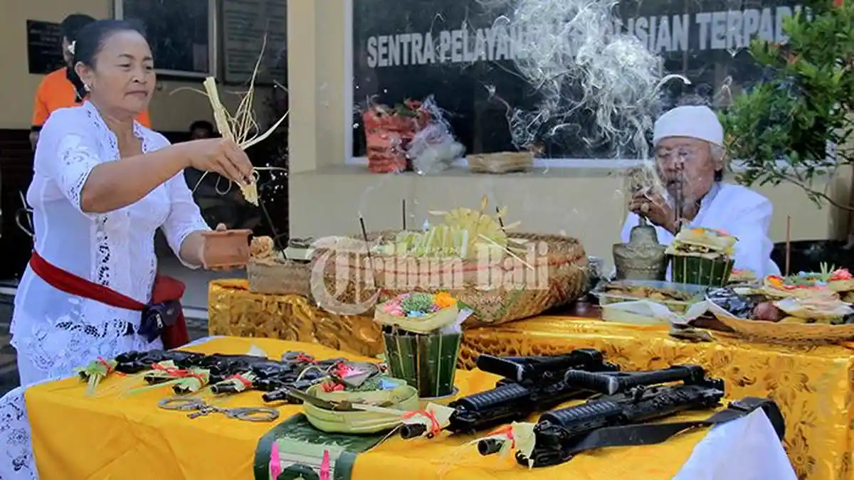 Ketika Senjata dan Kendaraan Brimob Polda Bali Diruwat