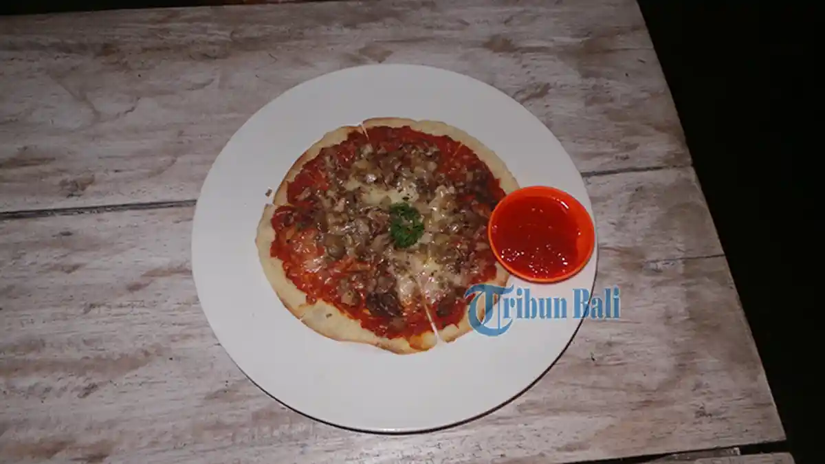 Pizza Mini dengan Kulit Tortilla Jadi Pilihan Anak Muda di Kedai Cafeetory