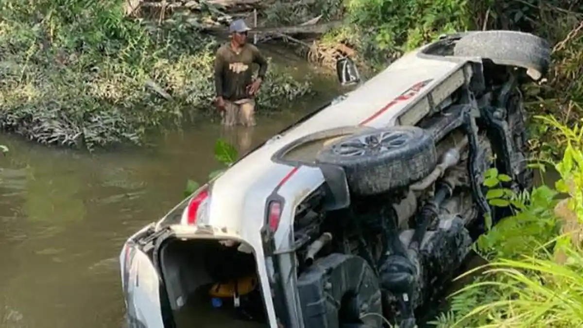 Mobil Dikemudikan Kasat Pol-PP Mamuju Tengah Terjun Bebas ke Sungai Sedalam 5 Meter