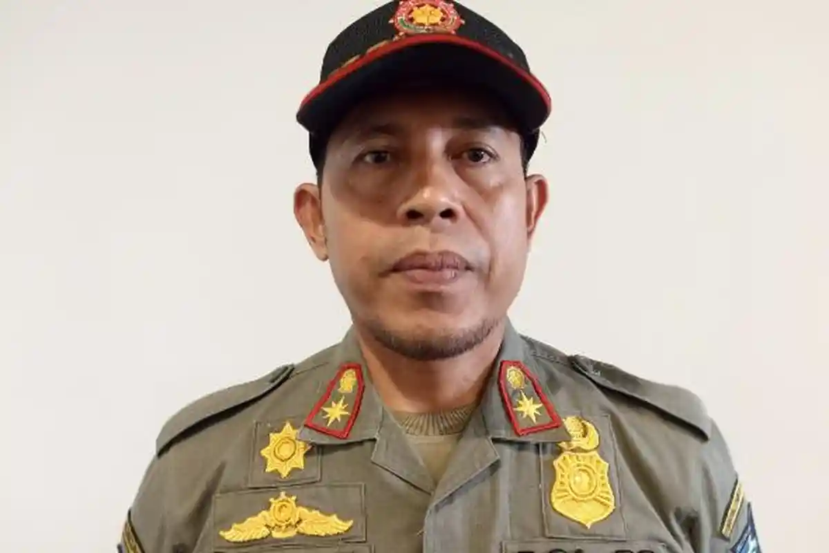 Merasa Kasihan karena Biaya Tinggi, Satpol PP Lombok Tengah Bolehkan Caleg Pasang APK di Pohon