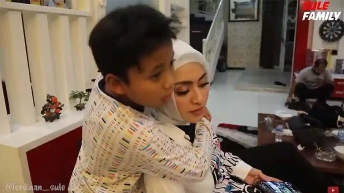 Nathalie Holscher Nangis Kangen Putra Bungsu Sule, Kondisi Ferdi Bikin Syok Setelah Ditinggal Bunda