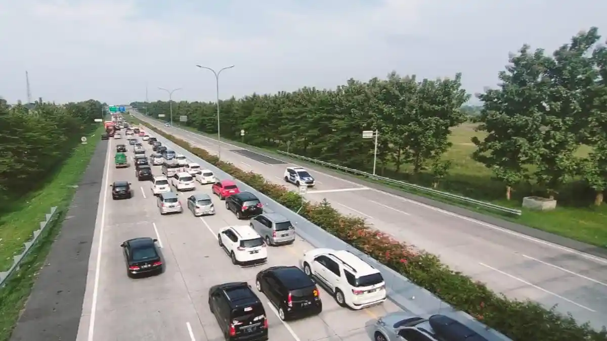 Situasi Terkini One Way di GT Palimanan Cipali, Jalur A Kosong, Awal One Way Belum Sampai Cirebon