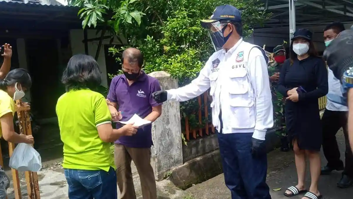 Vicky Lumentut Turun Langsung Penyaluran Social Safety Net di Sario