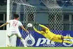 Ernando-Ari-gagalkan-penalti-dari-Vietnam.jpg
