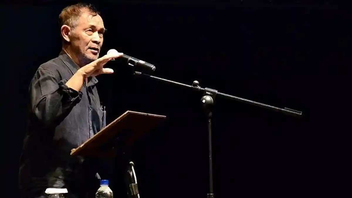 Puisi Pada Sebuah Pulau Goenawan Mohamad