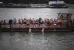 Ritual Berenang di Air Dingin Umat Ortodoks Serbia
