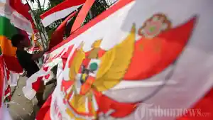 pedagang-merapikan-bendera-merah-putih_20180812_191153.jpg