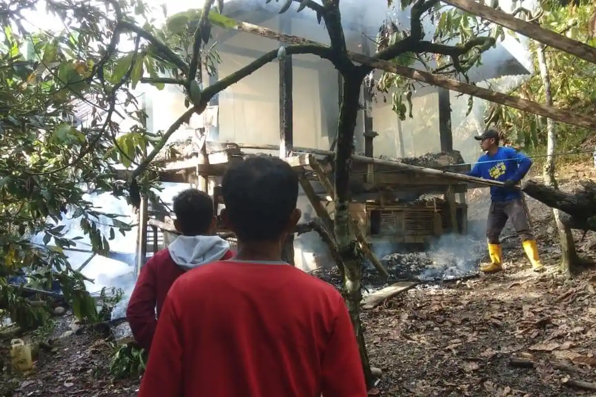 BERITA FOTO - Rumah Milik Pappa Lansia di Mamuju Tengah Ludes Dilalap Si Jago Merah