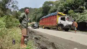 Aji-supir-truk-bermuatan-botot-yang-sudah-menunggu-sejak-kemarin-sore.jpg