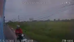 Pelaku-pelemparan-bus-Transjatim-terekam-CCTV.jpg
