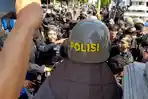 Aksi-dorong-berjalan-ricuh-antara-mahasiswa-yang-tergabung-dalam-PMII-saat.jpg