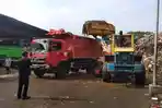 Pengangkutan-timbunan-sampah-di-Pasar-Induk-Kramat-Jati.jpg