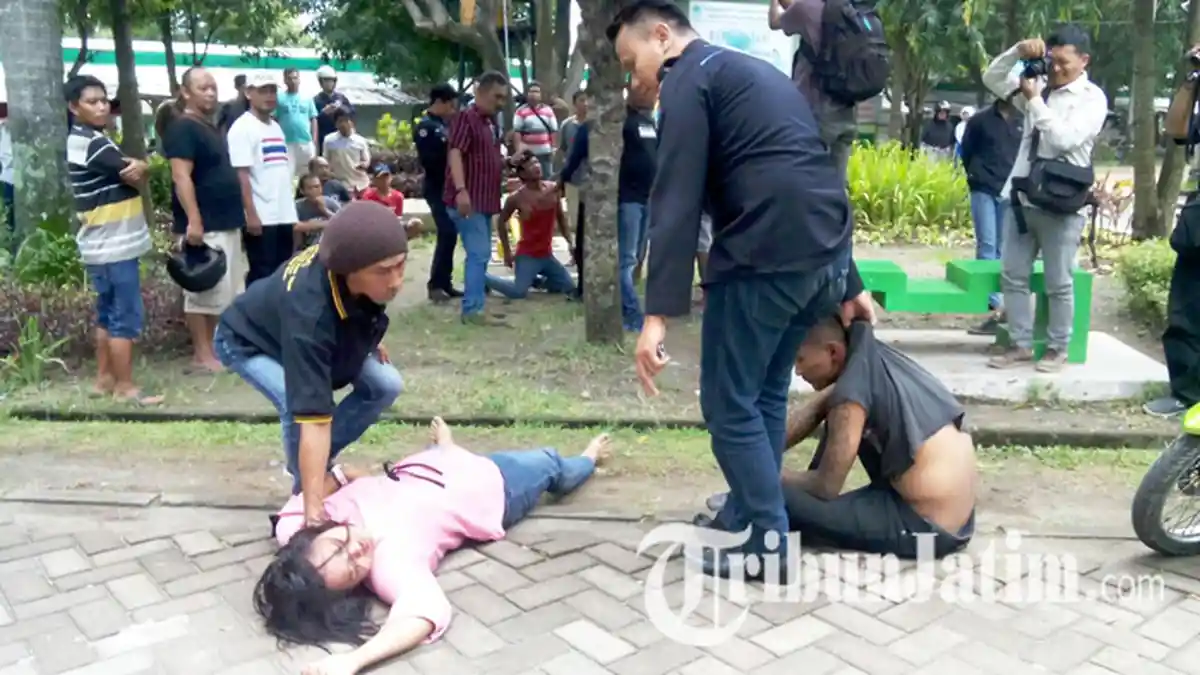 Demi Memperebutkan Wanita Bertubuh Subur, Dua Pria ini Rela Duel Ala Gladiator di Tengah Alun-alun