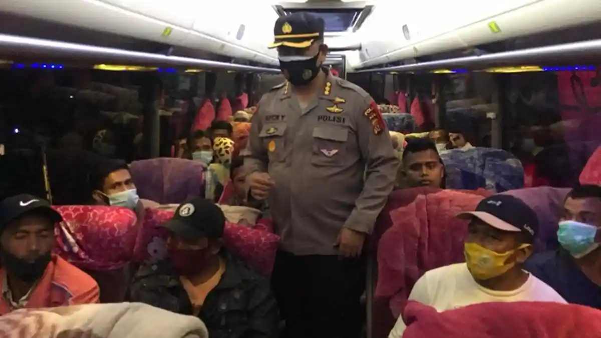 Dirlantas Polda Aceh Bagi Sembako untuk Sopir Angkutan Umum di Terminal Batoh