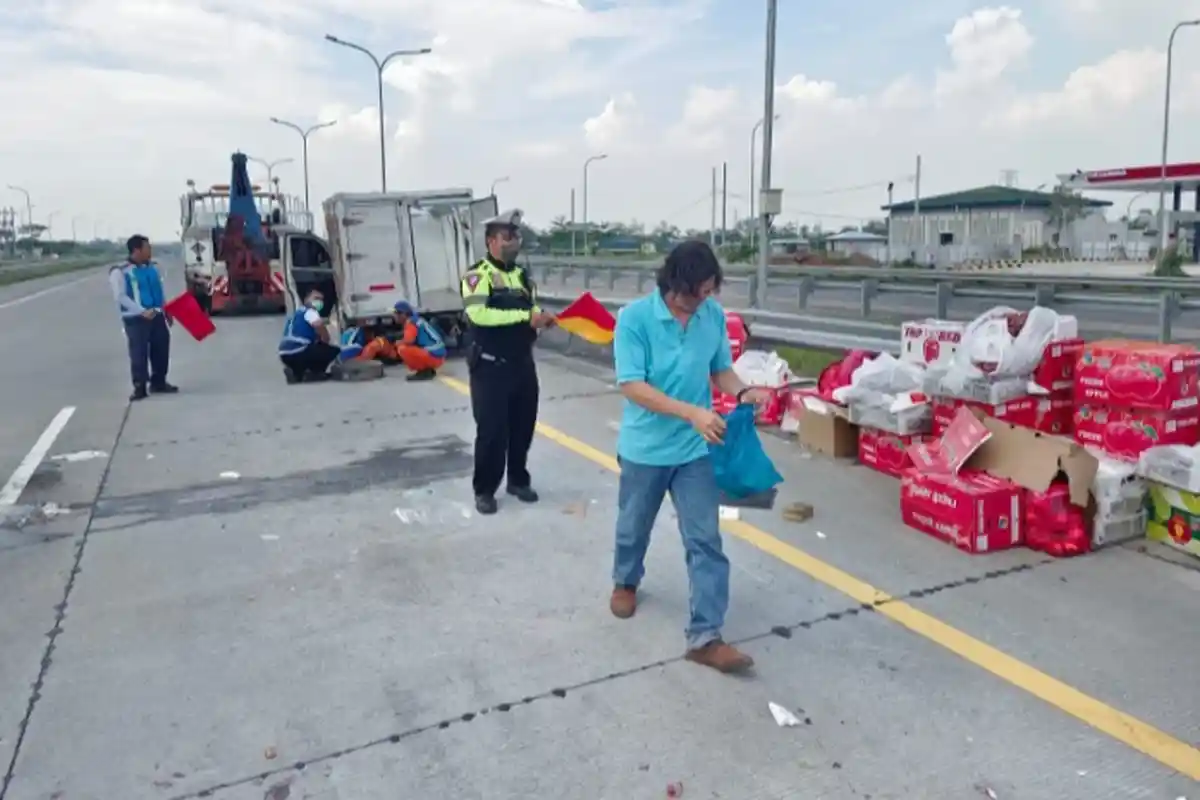 Ban Meletus, Mobil Boks Hantam Pembatas Jalan Tol Gempol-Pasuruan
