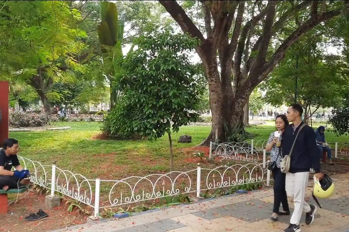 Taman Merdeka Metro Ramai Pengunjung saat Hari Raya Natal
