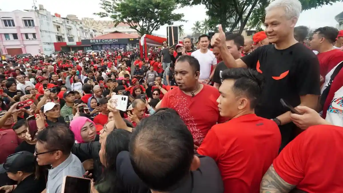 Lari Pagi di Manado, Ganjar Disambut Ribuan Masyarakat, Lalu Sarapan Pisang Goreng Sambal Roa