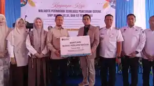 Achmad-serahkan-bantuan.jpg
