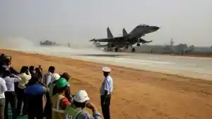jet-tempur-su-30-india-mendarat-di-jalan-tol134141414.jpg