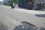 Baru Dua Pekan Diaspal Ulang, Jalanan di Jember Ini Tuai Keluhan Warga: Berlubang Lagi