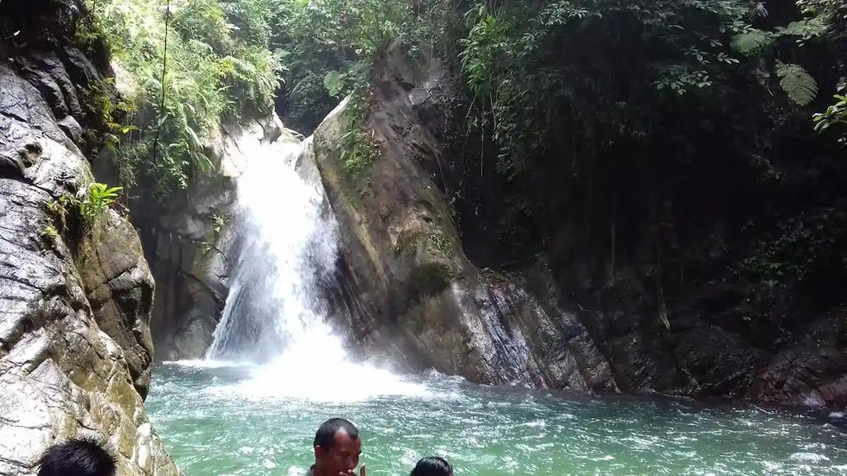Yuk ke Air Terjun Bantimurung Luwu Utara, Mandi-mandi Sambil Santap Durian - air-terjun-52_20170216_115736.jpg