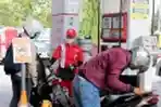 Petugas SPBU di Jalan Ahmad Yani Semarang Terapkan APD